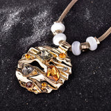 Fashion Jewelry Coffee Gold Zinc Alloy Round Pendant Necklace with Top Crystal Austrian Rhinestone and Opal Stone