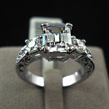 The white gold Plated Rectangle Emerald Cut CZ Zircon Engagement Rings